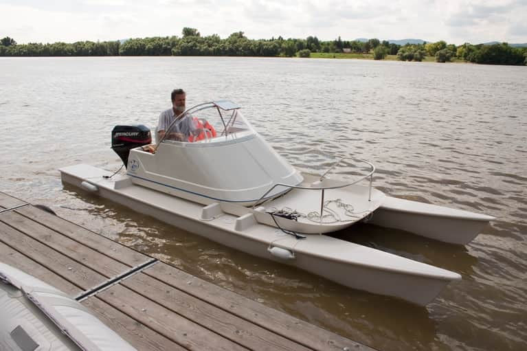 C21 - Catamaran court avec plateforme photographe