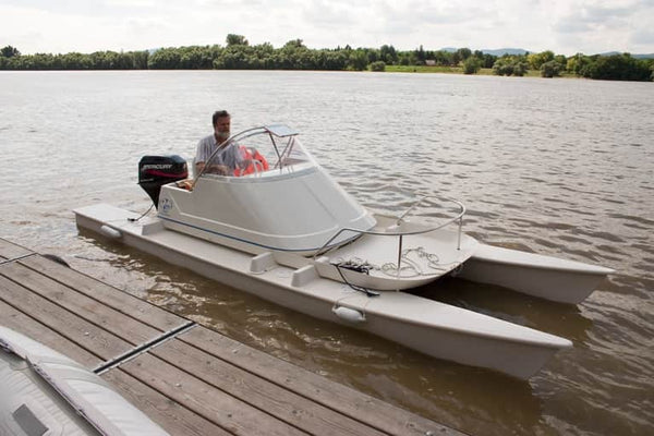 C21 - Catamaran court avec plateforme photographe